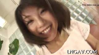 ヌードのアジア人売春婦は、顔にコックを取ると、彼女はそれを愛する！？